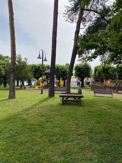 La Casa Nel Borgo Apartamento Angera Exterior foto