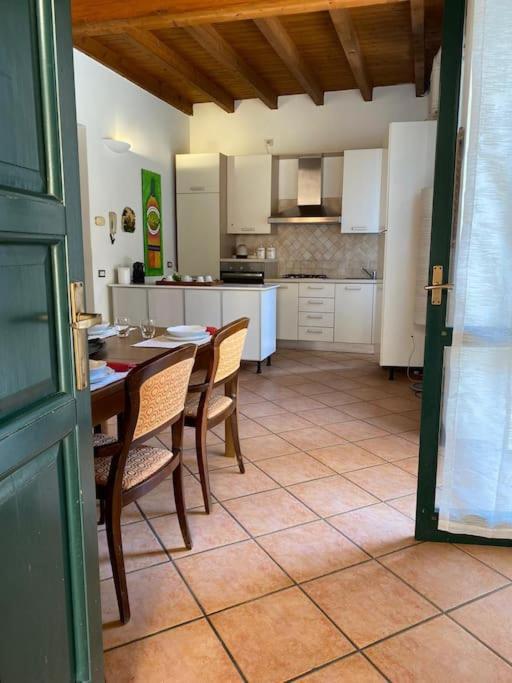 La Casa Nel Borgo Apartamento Angera Exterior foto