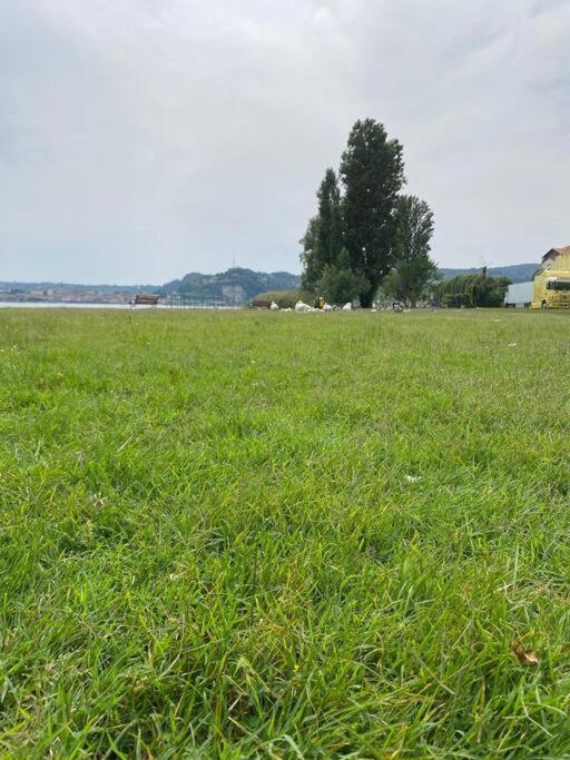La Casa Nel Borgo Apartamento Angera Exterior foto